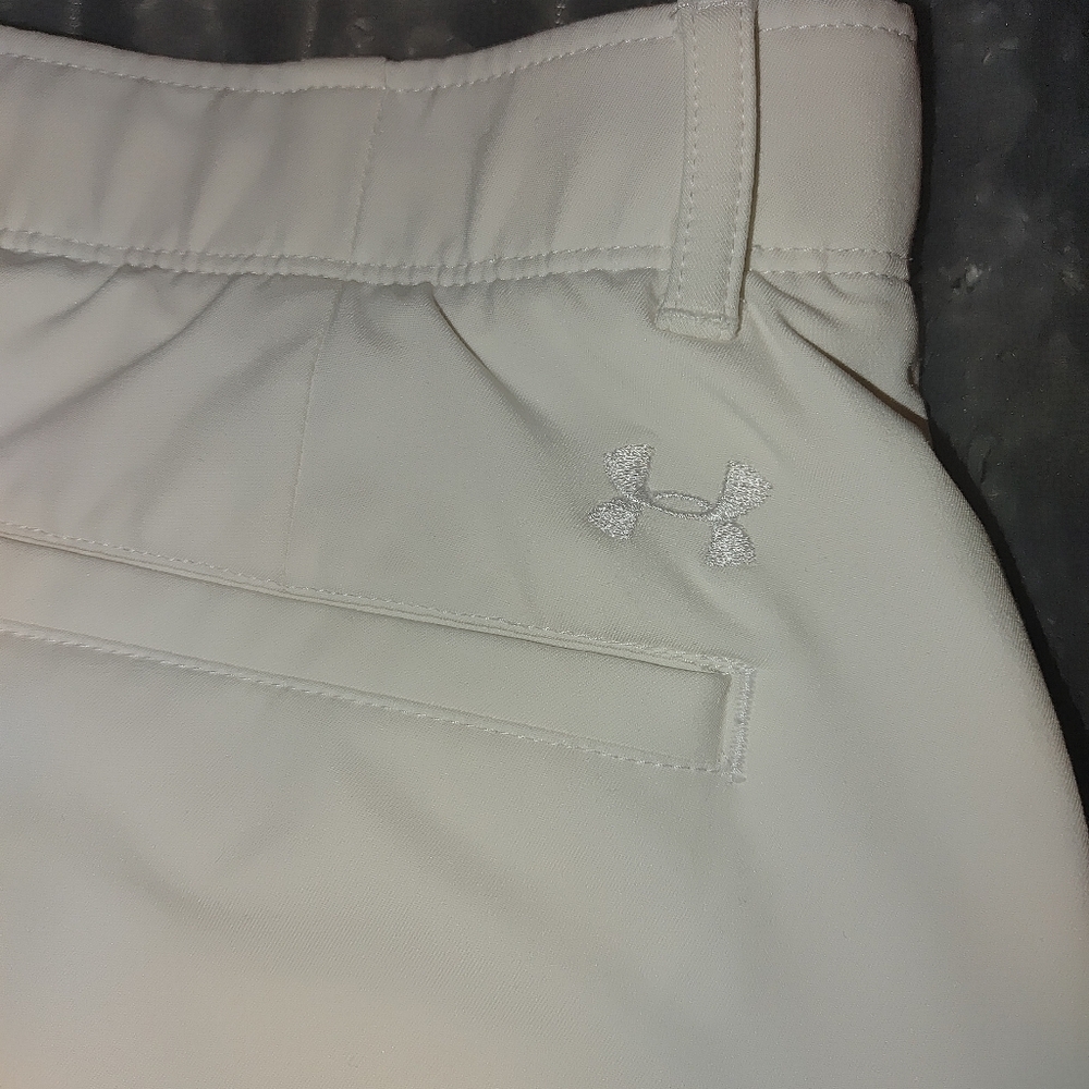 Under Armour White Bermuda Shorts Lightweight and Minimalist, Size 4 - Picture 6 of 10